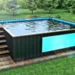 Photo d'une piscine en conteneur installée dans un jardin, montrant une structure moderne et écologique avec des finitions personnalisées.