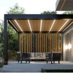 Photo d'une pergola bioclimatique moderne avec lames orientables en aluminium, offrant un espace de vie extérieur confortable et protégé, installée par Flex Home Solution.